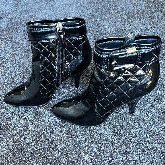 Burberry patent leather zipper ankle boot black 136052 - Picture 1 of 12